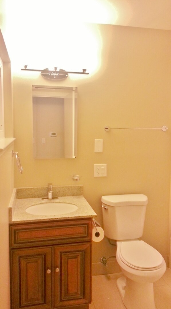 Foto del edificio - UPDATED LARGE 1500 sq/ft 3BR/2BA Cherry Ch...