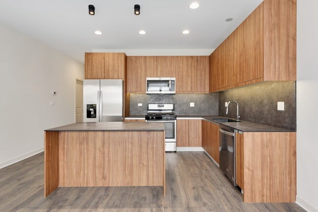 Building Photo - 2824 W Van Buren St