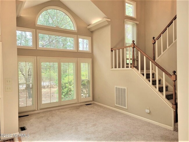 Building Photo - 301 Hampton Dr