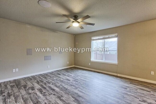 Building Photo - 4 Bed, 2.5 Bath with Office/Den and 2 Car ...