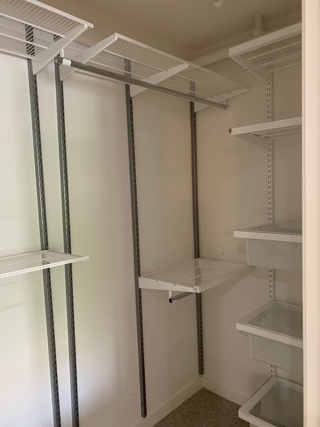 Building Photo - SPACIOUS  1.5 bath Live/Work loft with par...