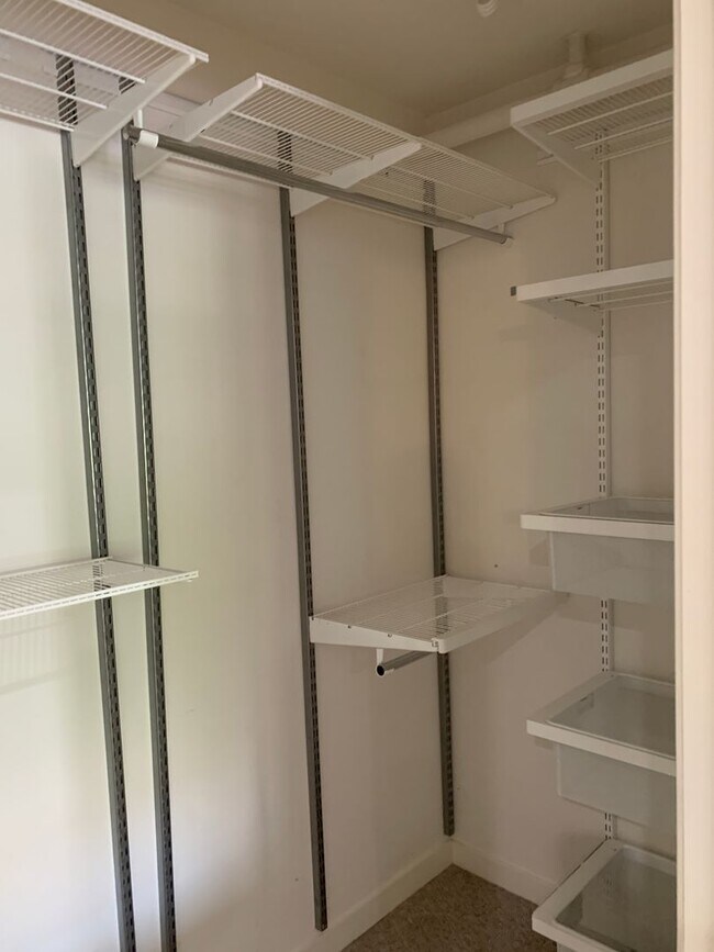 Building Photo - SPACIOUS  1.5 bath Live/Work loft with par...