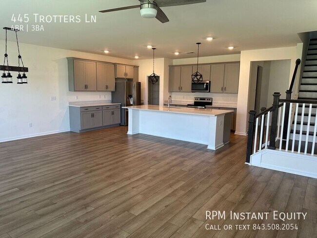 Foto del edificio - 445 Trotters Ln