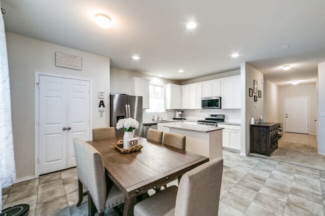 Foto del edificio - Stunning home in Davis Ranch neighborhood