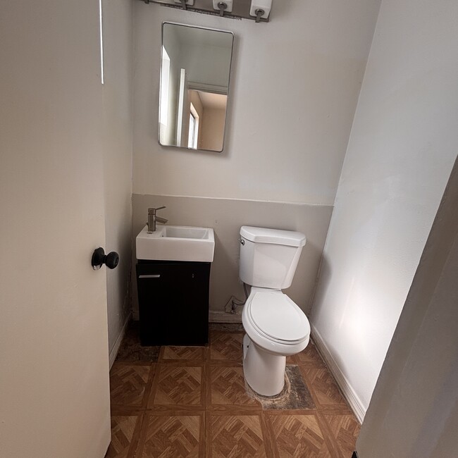 Master half Bath - 1347 W 10th Pl