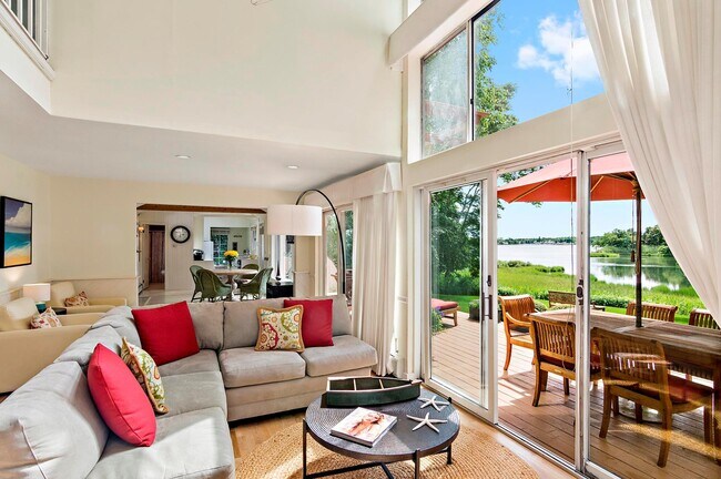 Foto del edificio - 42 Towd Point Rd