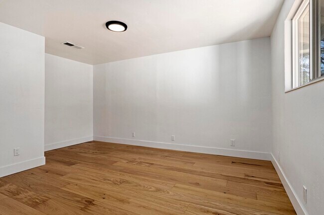 Building Photo - 2860 Oak Ln