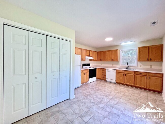 Foto del edificio - 707 Farmington Cir