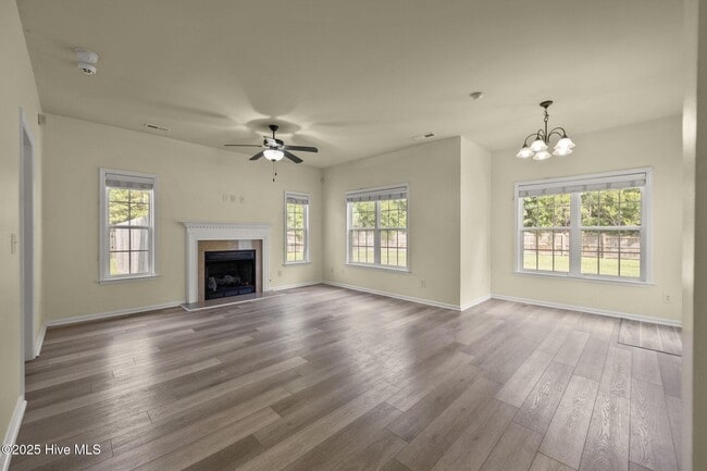 Foto del edificio - 1004 Summerfield Ct