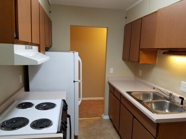 Building Photo - 128 W Klubertanz Dr, APT #5