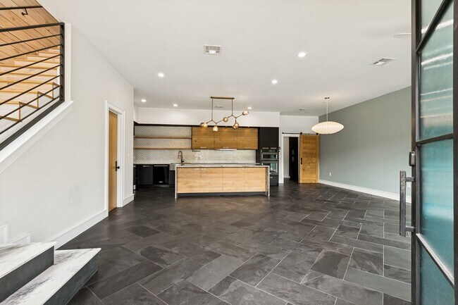 Foto del edificio - LUXURY TOWNHOME IN LONE STAR DISTRICT