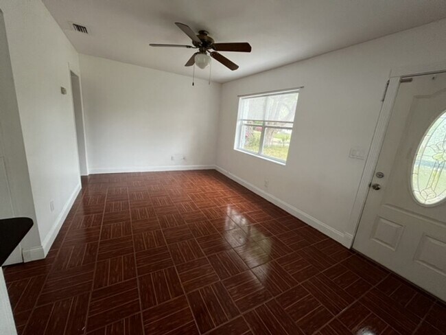 Foto del edificio - 2/1 Carport South Tampa