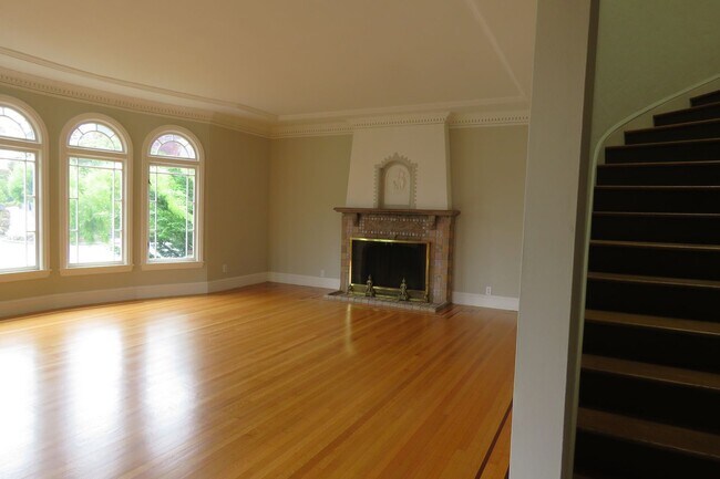 Foto del edificio - Elegant 4 bedroom House  with bonuses
