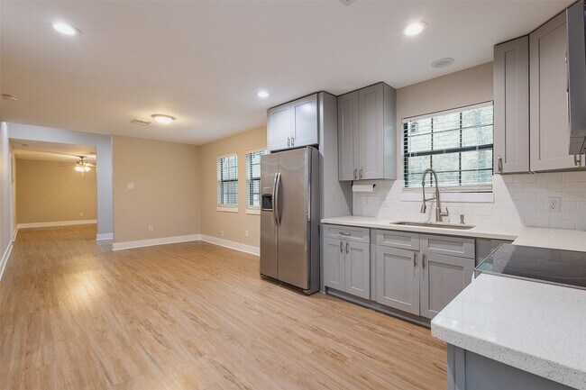 Foto del edificio - 12028 Cedar Ln