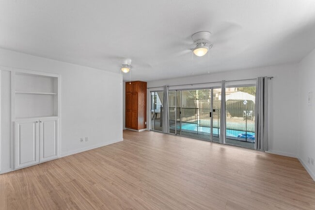 Building Photo - 910 Deodar Rd