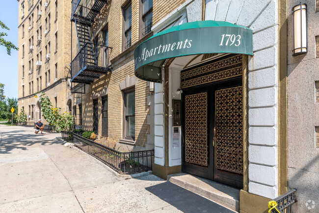 Entrada - Cloister Apartments