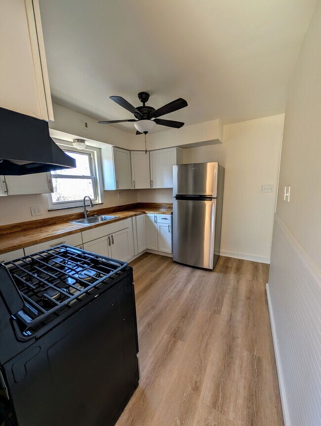 Foto del edificio - 3 Bed, 1 Bath Home w/ Finished Attic, Sunr...