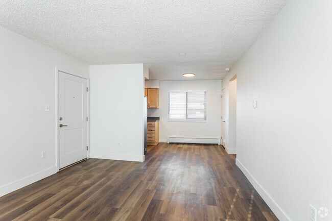 1BR, 1BA - 650SF - Living Room - Overlook at Thornton