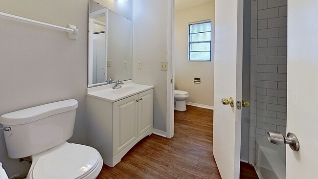 Foto del edificio - Beautiful Upstairs 2 bedroom 1 1/2 bath Ap...