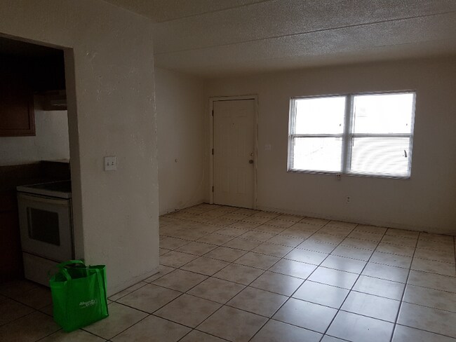 Foto del edificio - 245 N Halifax Ave