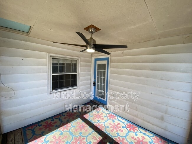 Building Photo - 205 N Irving Ave