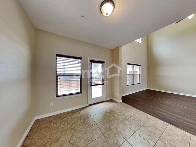 Foto del edificio - 3706 Boxwood Dr