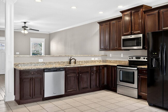 Foto del edificio - Luxury Size Townhome