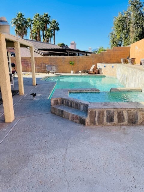 Foto del edificio - 69330 Cypress Rd