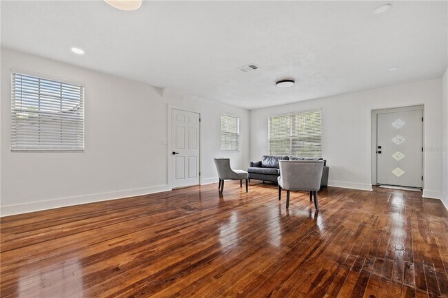 Building Photo - 2202 N Glen Ave