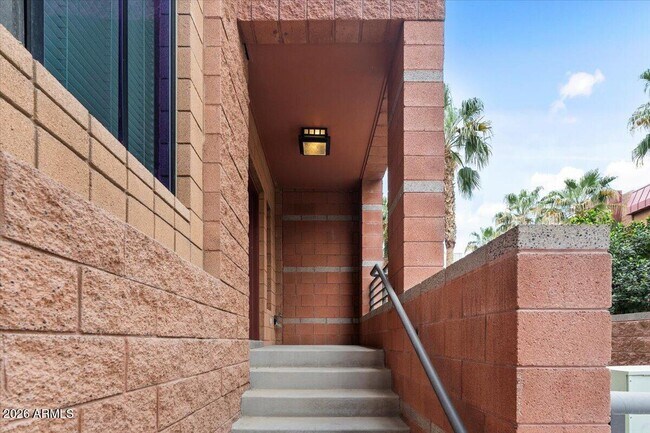 Foto del edificio - 330 S Farmer Ave
