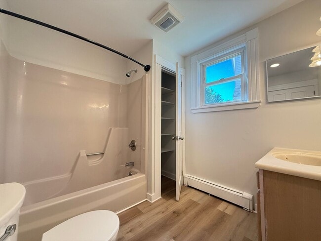 Building Photo - 208 Main St