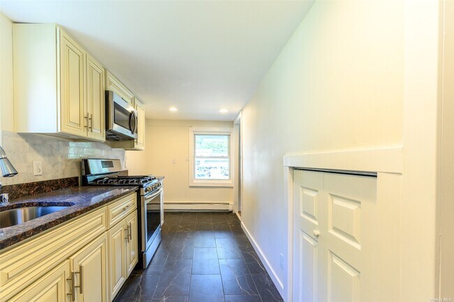Foto del edificio - 302 Pine Hollow Rd