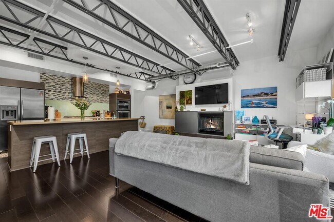 Foto del edificio - 1250 N Harper Ave