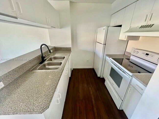 Foto del edificio - 460 S Park Rd