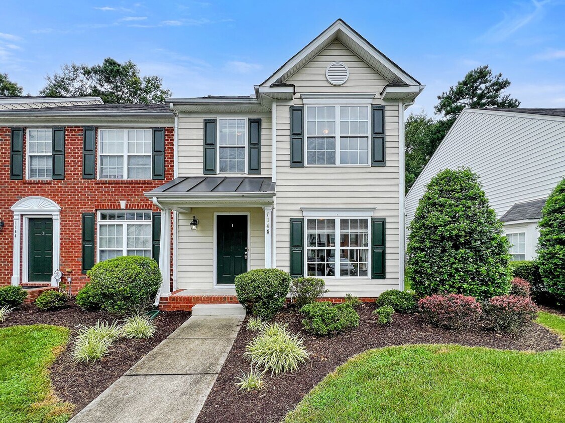 Foto principal - Move-In Ready Townhome Near Chippenham Par...