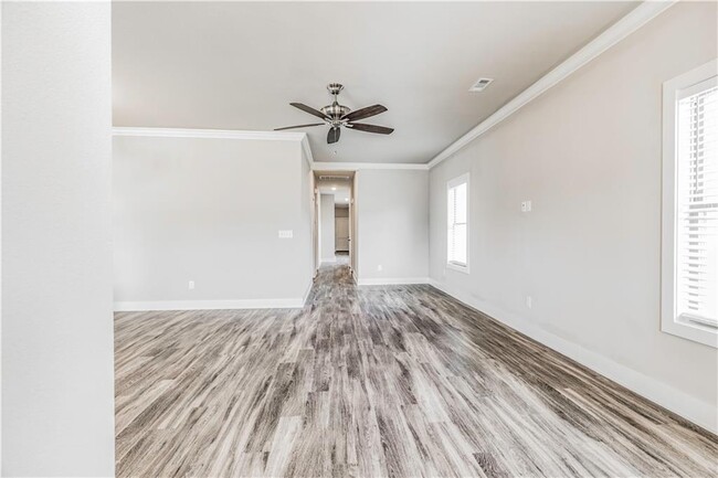Building Photo - 820 NE Heights Ln