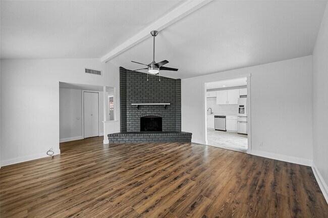 Foto del edificio - 4940 Watkins Dr