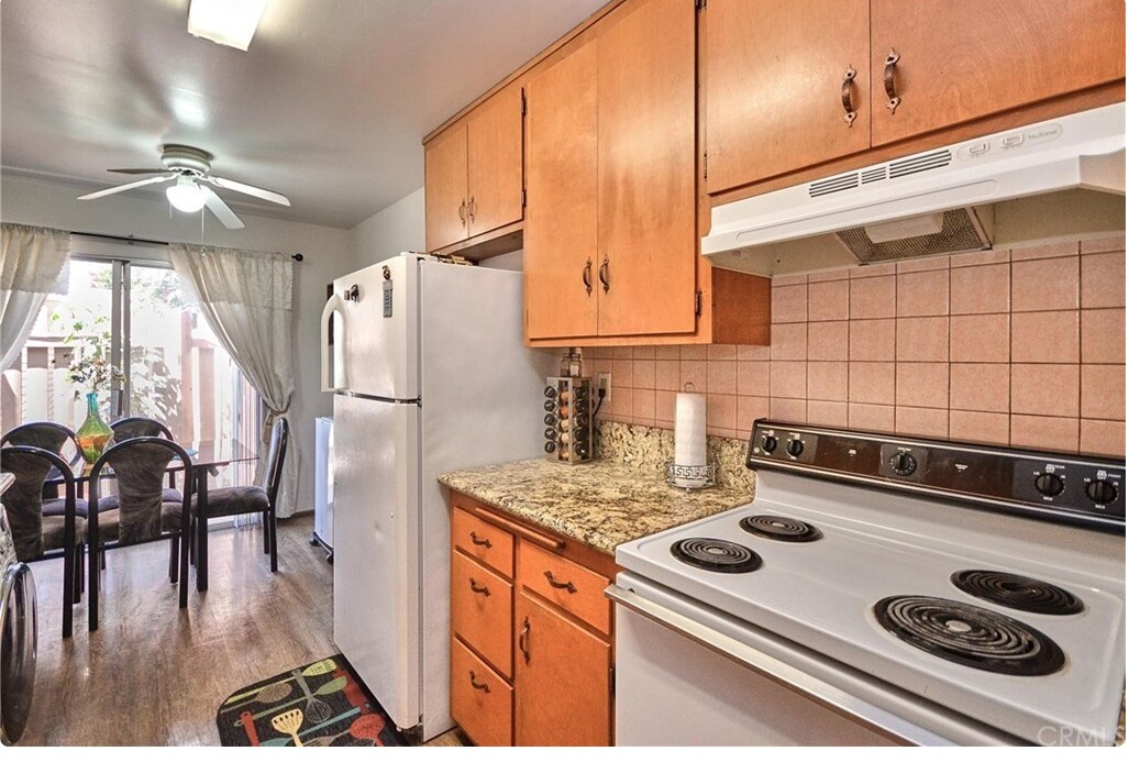 Spacious kitchen with granite countertops - 4727 Jackson St