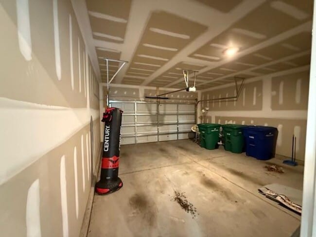 Foto del edificio - 212 Brook Farm Ln