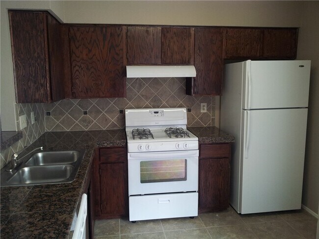 Building Photo - 9810 Roxanna Dr