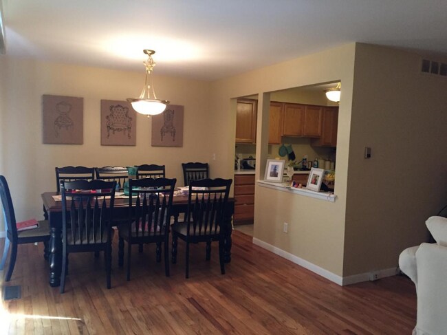 Building Photo - 426 N Fox Hills Dr