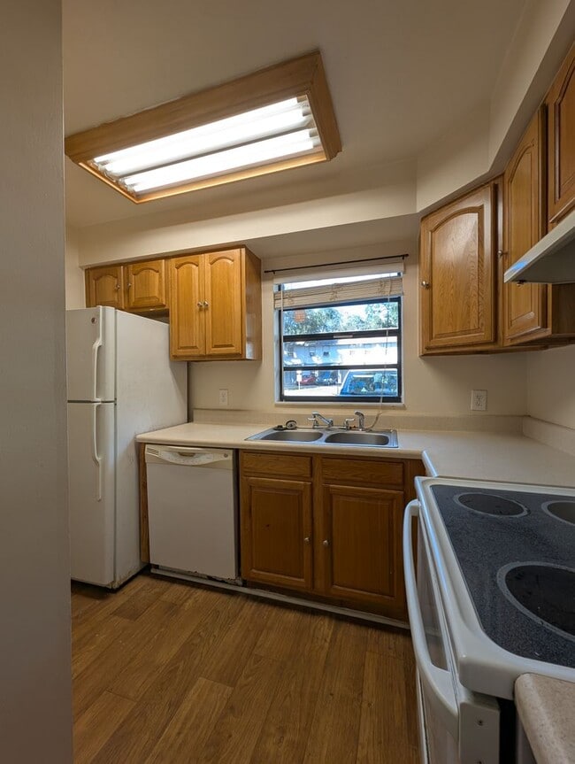 Foto del edificio - $1100 - 2 Bed/1½ Bath Townhouse - Mossy Oa...