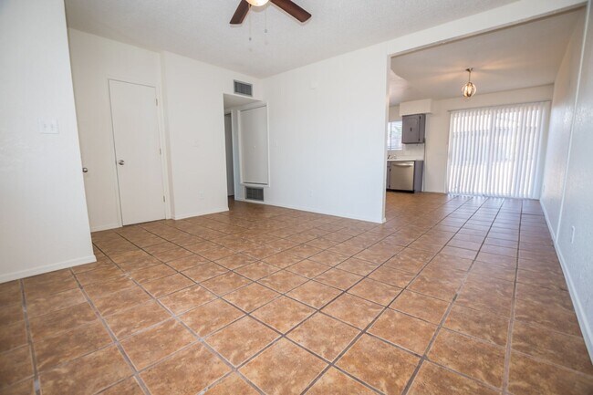 Foto del edificio - Charming Property Features 3 Bedrooms, 2 Baths, Central A/C!!