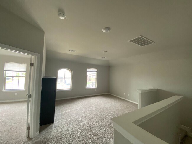 Building Photo - New lower Rate! and 1/2 off the 1st months...