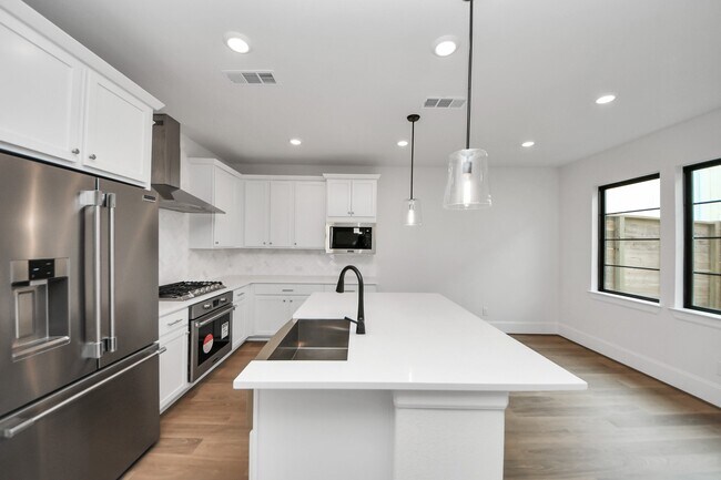 Building Photo - 12010 Royal Oaks Banner Wy