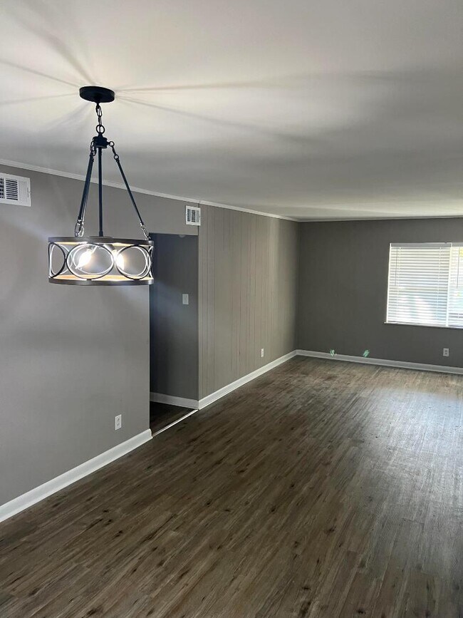 Foto del edificio - 130 Tucker Rd