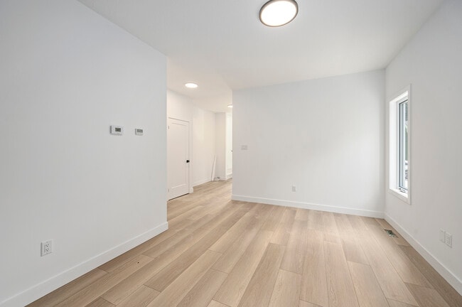 Building Photo - 108 Briscoe St E