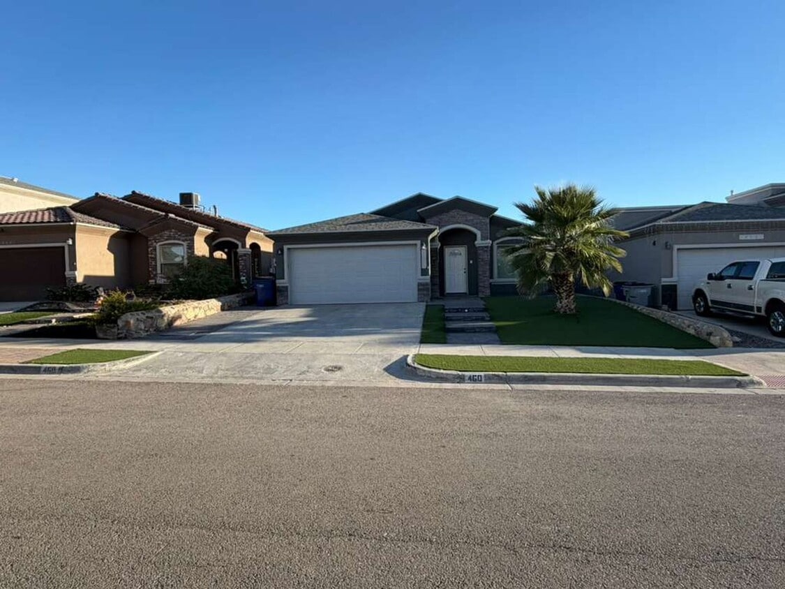 Foto principal - Charming 4 bedroom, 2 bath home in West El Paso!