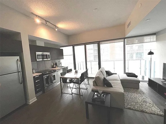 Photo du bâtiment - 1815 Yonge St