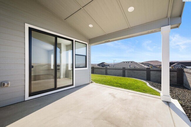 Building Photo - Generational suite w/separate entrance!